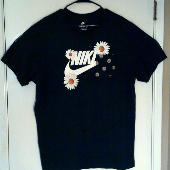 NIKE SPORTSWEAR "Daisy Pocket Tee" MEN'S BLACK WHITE T-SHIRT XL DM6429-010 - Picture 1 of 7